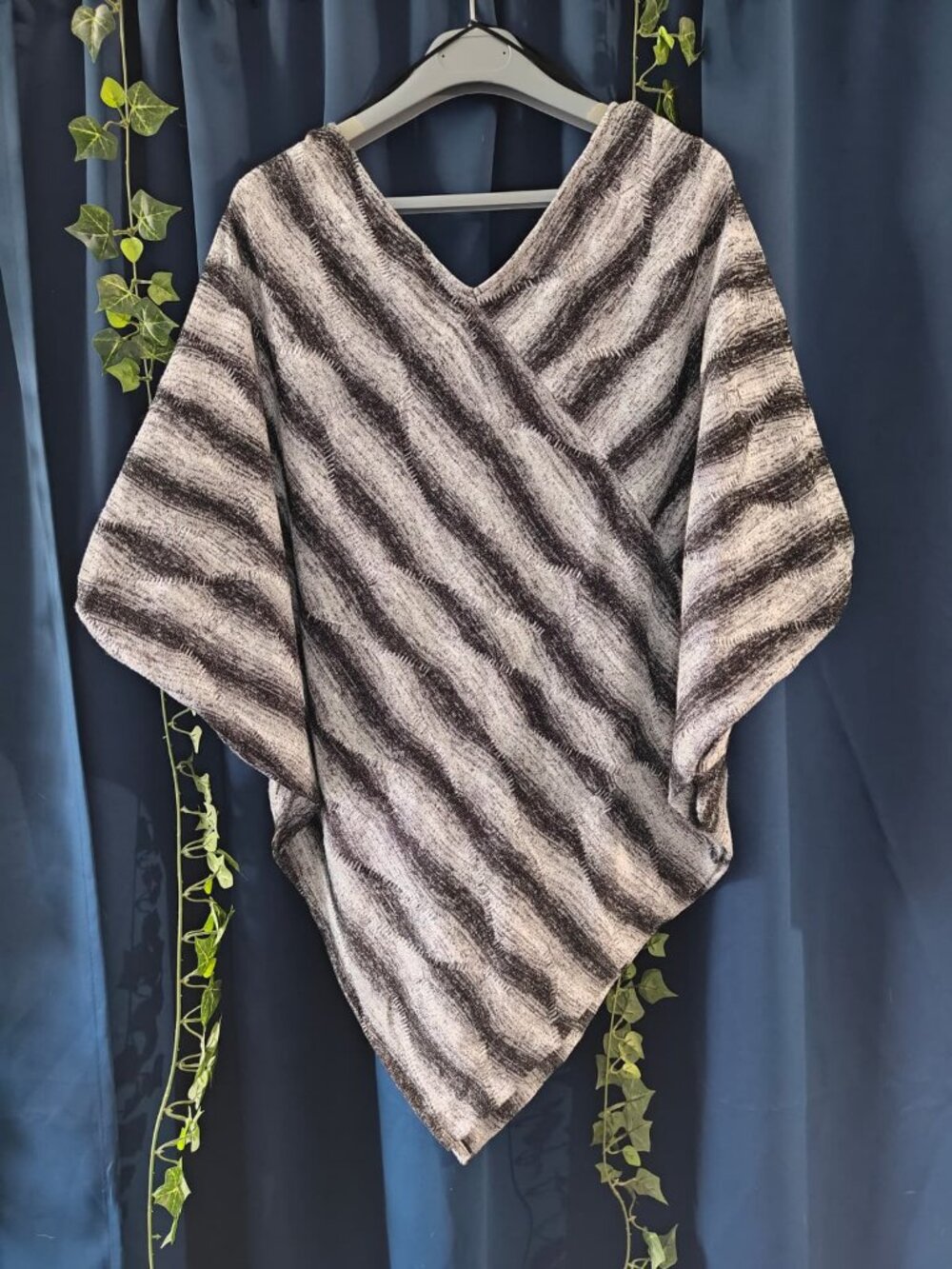 TWO BY VINCE CAMUTO Striped V-Neck Knit Poncho Sweater Top L/XL Black & Grey